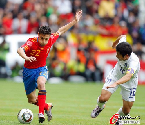 图文:热身赛西班牙vs韩国 纳瓦斯甩开对手