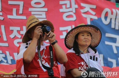 图文:韩国VS希腊 球迷个性装扮早早入场(6)
