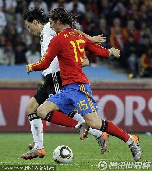 图文:德国VS西班牙 拉莫斯推倒厄齐尔_2010南非世界杯