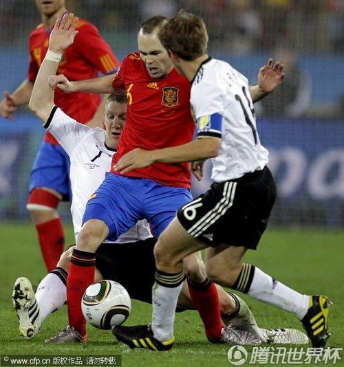 图文:西班牙1-0德国 伊涅斯塔带球_世界杯图片