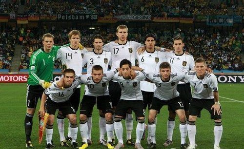 传球以一敌二 德国小虎队赢未来_2010南非世界杯