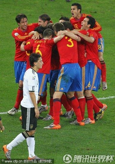 :西班牙1-0德国 西班牙队员抱成一团_世界杯图