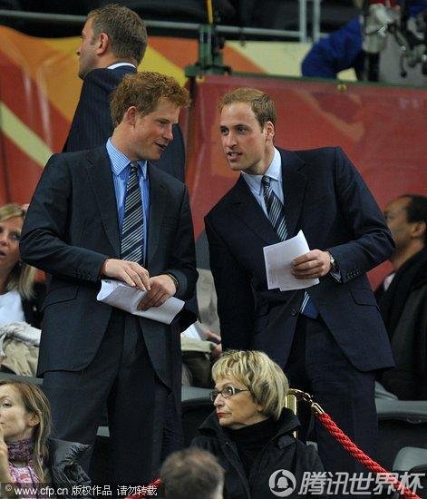 图文:英格兰VS阿尔及利亚 王子手拿首发名单_