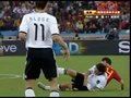 视频：西班牙抢球凶狠 铲人犯规