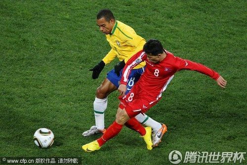 图文:巴西VS朝鲜 尹志南中场传球_2010南非世界杯