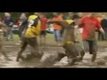 视频：泥浆足球赛燃起战火 队员尽情释放自我