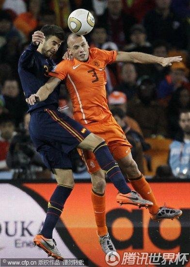 图文:荷兰VS西班牙 海廷加对抗皮克_世界杯图