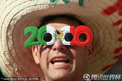 图文:墨西哥VS乌拉圭 墨西哥球迷特色眼镜_20