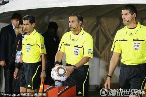 图文:墨西哥VS法国 裁判员入场_2010南非世界杯