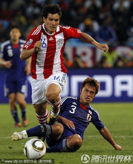 图文:巴拉圭vs日本 里维罗斯突破_世界杯图片