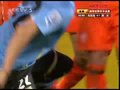 视频：惨烈！荷兰后腰遭乌拉圭铁卫倒勾爆头