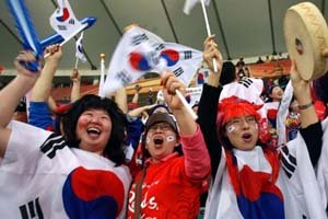 韩国50万球迷涌入街头 庆祝小组出线进入16强