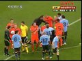 视频：惨烈！荷兰后腰遭乌拉圭铁卫倒勾爆头