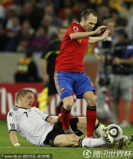 图文:德国VS西班牙 小猪铲断伊涅斯塔_世界杯