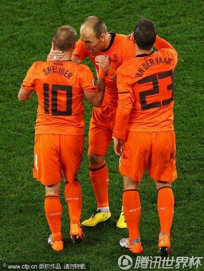 图文:乌拉圭VS荷兰 罗本进球庆祝_2010南非世界杯