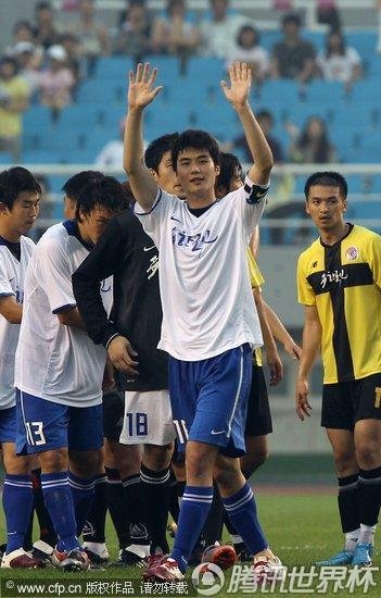 图文:韩明星联队踢慈善赛 朴智星当教练(18)_世