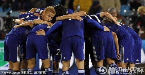 图文:巴拉圭5-3日本 日本队拥抱鼓励