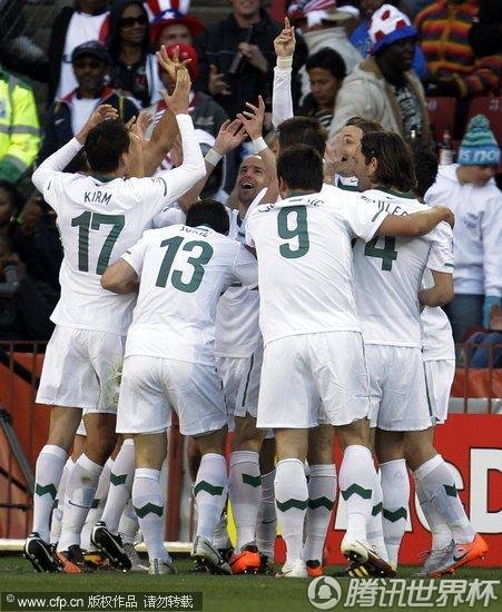 图文:斯洛文尼亚VS美国 集体舞时刻_2010南非