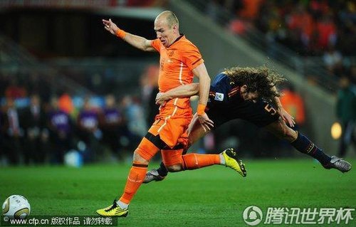 图文:荷兰0-1西班牙 罗本带球奔袭_2010南非世界杯