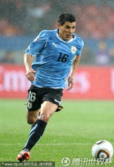 图文:乌拉圭2-1韩国 佩雷拉带球_世界杯图片