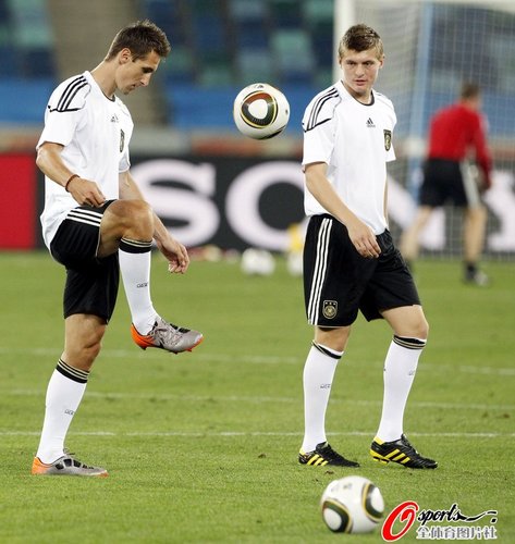 图文:德国队适应场地训练 队员练习_世界杯图片