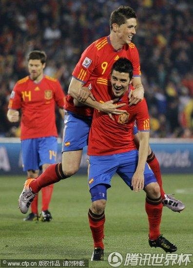 图文:西班牙VS洪都拉斯 托雷斯祝贺比利亚_20
