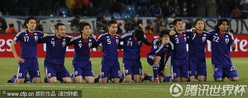 图文:巴拉圭5-3日本 日本队员跪地祈祷_世界杯