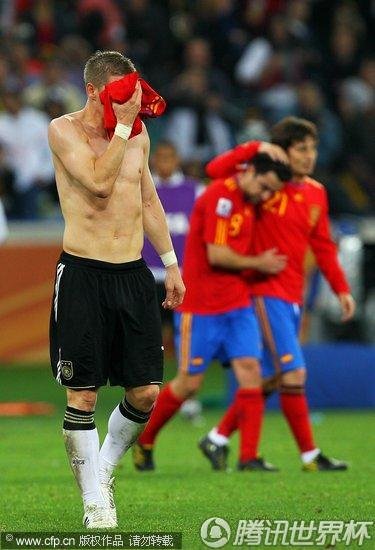 图文:西班牙1-0德国 小猪球衣掩面_世界杯图片