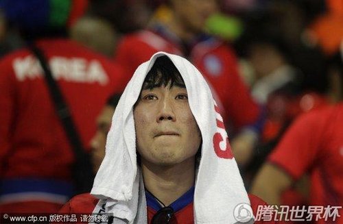 图文:乌拉圭2-1韩国 韩国球迷哭泣_世界杯图片