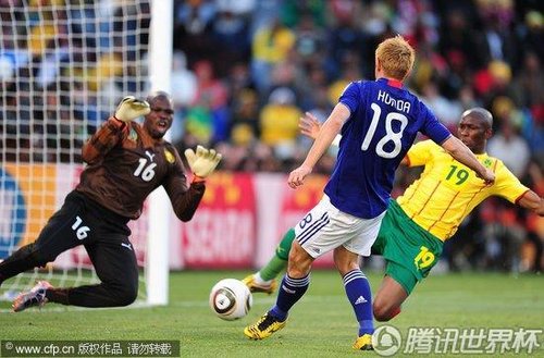 图文:日本VS喀麦隆 两虎难阻日本队射门_世界