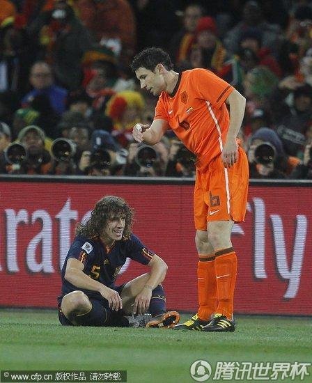 图文:荷兰0-1西班牙 双方球员开玩笑_2010南非