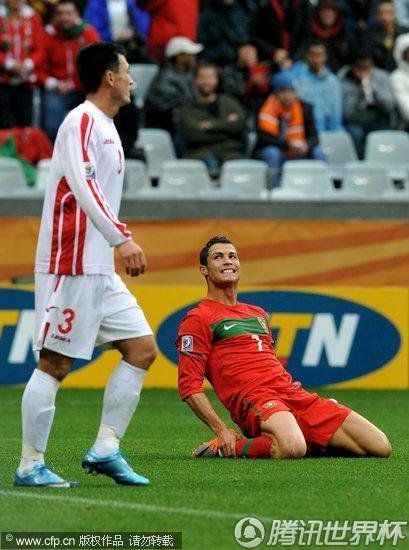 图文:葡萄牙VS朝鲜 C罗跪地表情怪异_2010南非世界杯