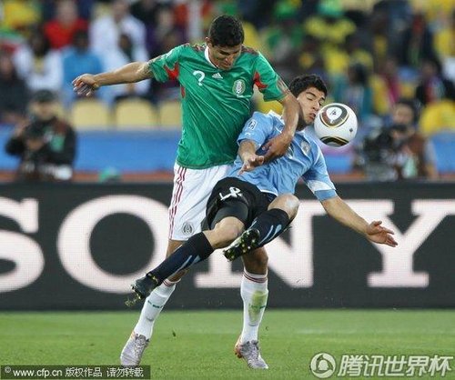 图文:墨西哥VS乌拉圭 苏亚雷斯遭遇严防_201