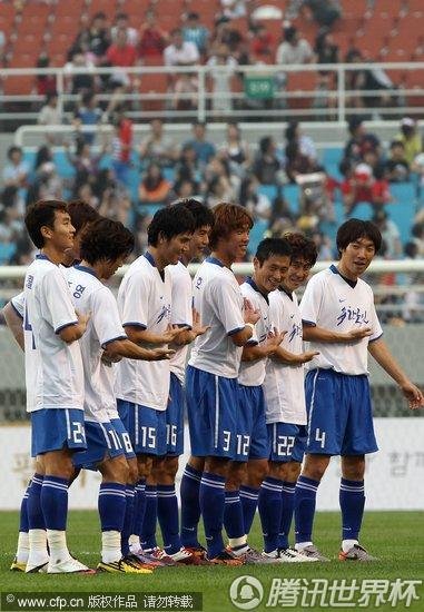 图文:韩明星联队踢慈善赛 朴智星当教练(15)_世