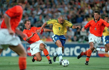 巴西荷兰世界杯交锋回顾 两场经典战记忆犹新