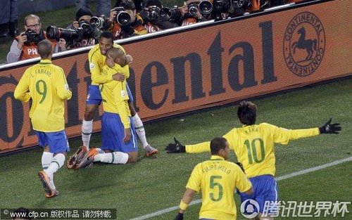图文:巴西vs朝鲜 巴西队庆祝进球_2010南非世界杯