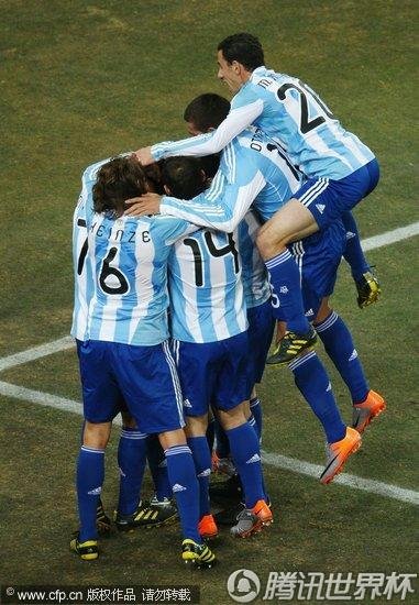 图文:阿根廷VS墨西哥 阿根廷人庆祝_B组新闻