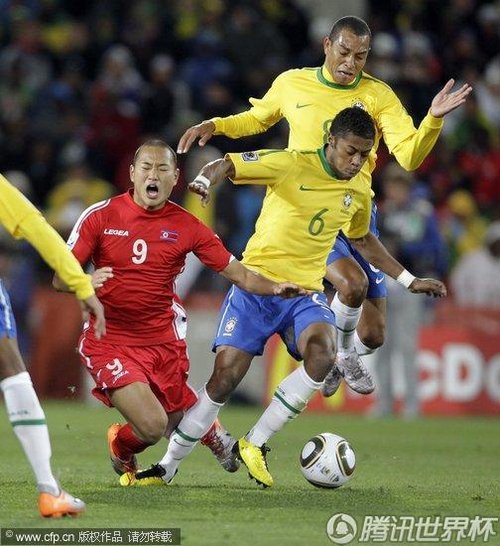 图文:巴西VS朝鲜 郑大世受伤瞬间_世界杯图片