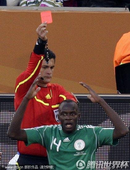 图文:希腊vs尼日利亚 裁判直接出示红牌_世界杯
