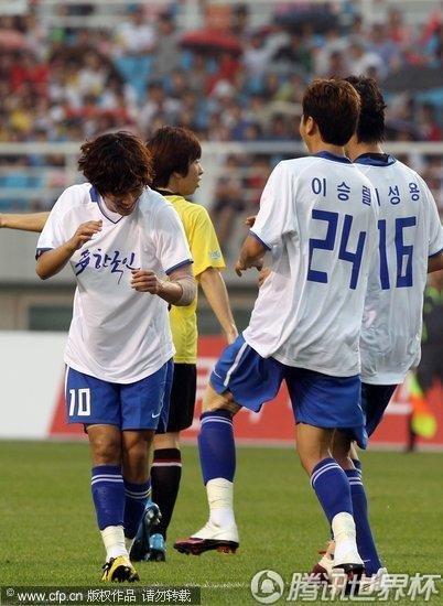 图文:韩明星联队踢慈善赛 朴智星当教练(12)_世