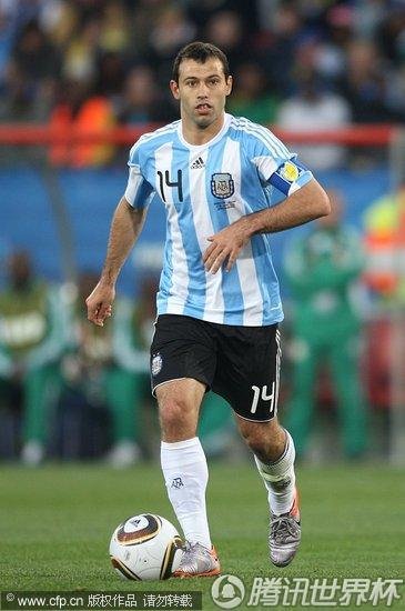 图文:阿根廷1-0尼日利亚 马斯切拉诺带球