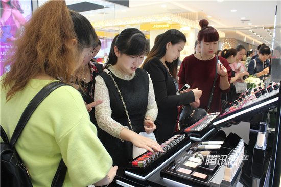 Dior迪奥香水化妆品芜湖华亿国际专柜盛大揭幕