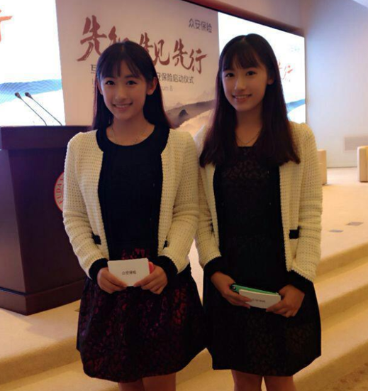 <em>双胞胎姐妹</em>花<em>走红网络</em> 买好学区学渣一秒变学