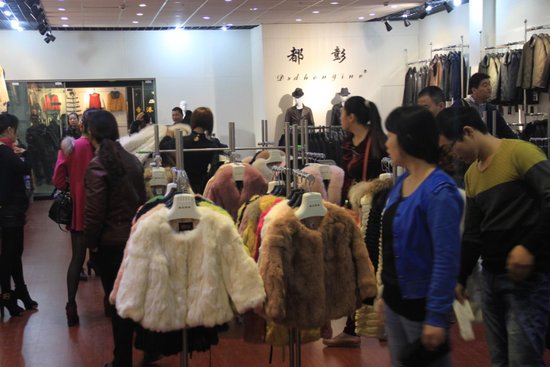 芜湖南翔万商皮草羽绒新品 抢购热潮势不可挡