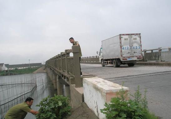 道路所开展桥梁伸缩缝清理工作