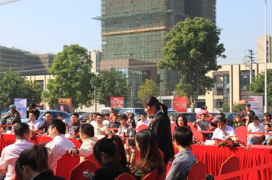 无锡招商城的一天--爱我祖国扬我国威