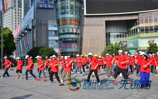 无锡保利广场惊现花式篮球快闪 引来数人围观