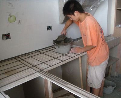 泥水匠月薪过万 新生代农民工不愿从事建筑业