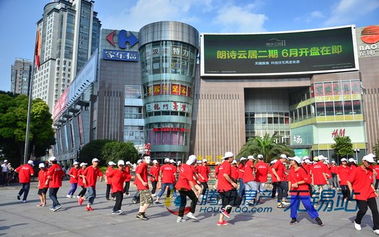 花式篮球快闪无锡街头 阳光100点亮奇迹时刻_