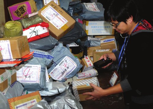 快件挤进物业收发室 小区安装探头防出错_频